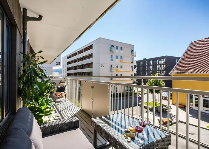 Modern By The Sea - Free Parking Apartment